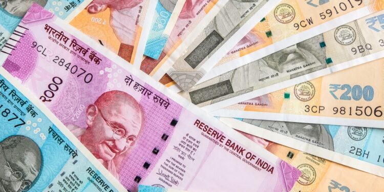 USD/INR: Rupee Trades Lower, Retail Inflation Disappoints