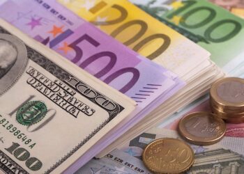 EUR/USD ticks up from three-week lows at 1.1720 and returns to 1.1750
