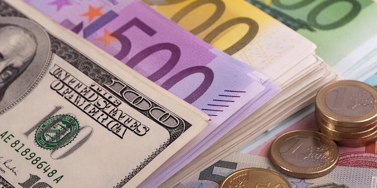 EUR/USD ticks up from three-week lows at 1.1720 and returns to 1.1750