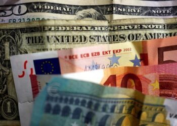 Dollar treads water after fresh virus vaccine news
