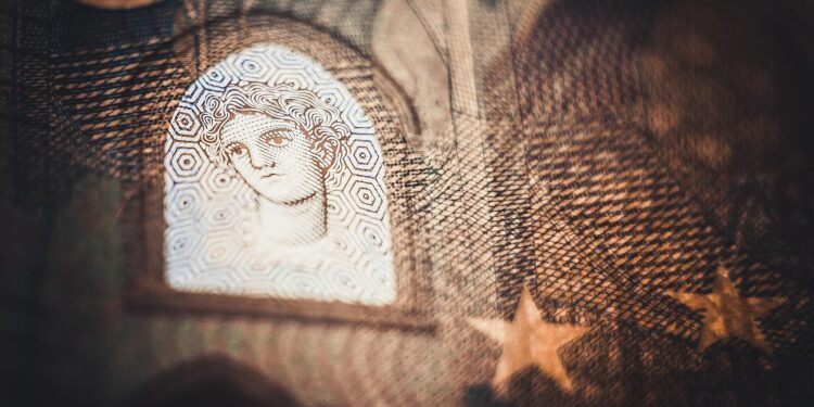 Euro-Dollar Rate Forecast Upgraded at Julius Baer, BofA see Range of 1.20-125 in 2021