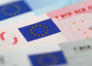 EUR/USD Tumbles Below 1.05 Following Key ECB Forum