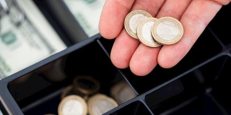 EUR/USD trades sideways and lacks clear signals
