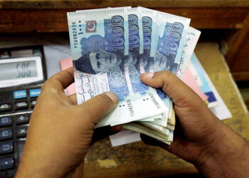 Pakistani rupee falls market removes artificial cap