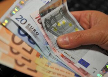 EUR/USD steadies, but bears sharpen claws as dollar feasts on Fed bets By Investing.com