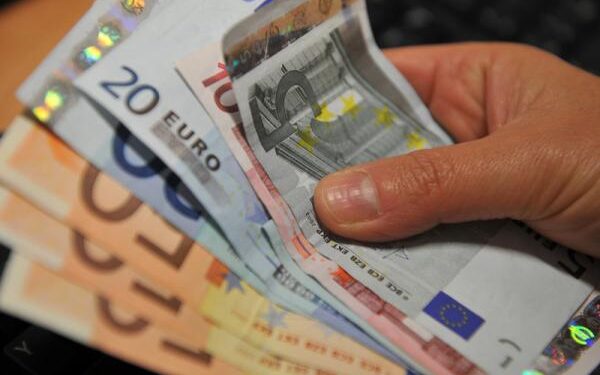 EUR/USD steadies, but bears sharpen claws as dollar feasts on Fed bets By Investing.com