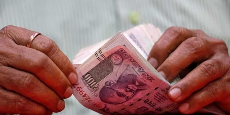 Does Indian currency note with anything written on it become invalid?