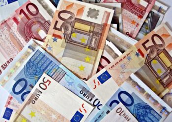 FOREX-Euro falls against the dollar after euro zone inflation data
