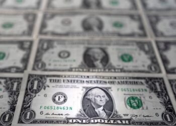 Dollar falls for sixth day; BoE, SNB, Norges Bank raise rates