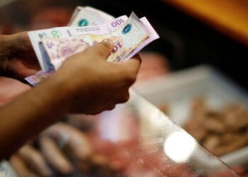 Argentina orders public sector to give up dollar bonds in debt shake-up