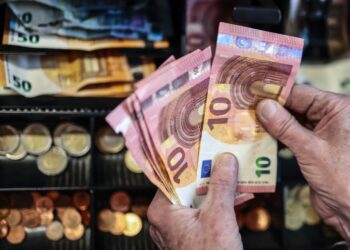 EUR/USD Euro Climbs Toward Two-Month High as Risk Mood Weighs on Dollar