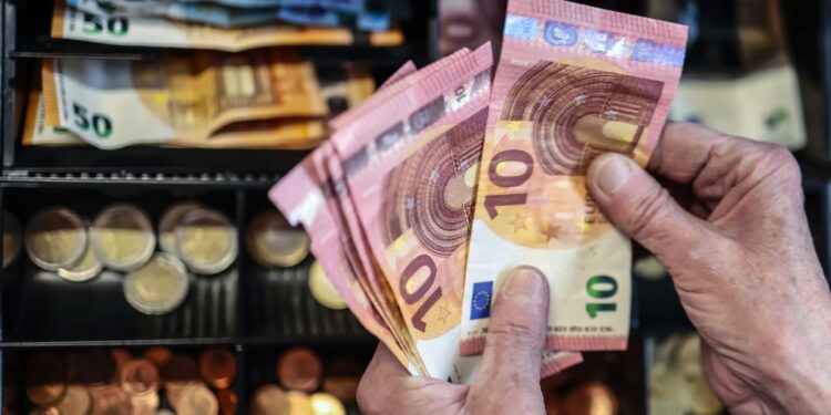 EUR/USD Euro Climbs Toward Two-Month High as Risk Mood Weighs on Dollar
