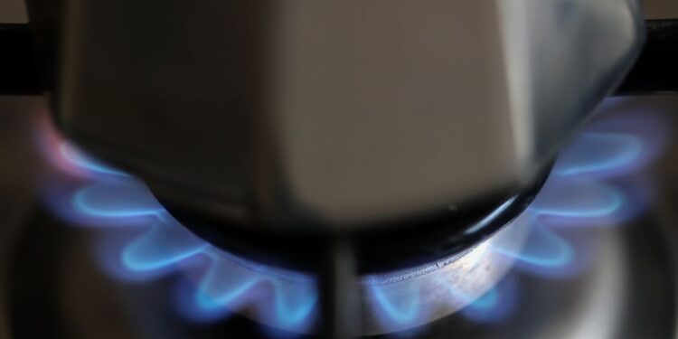 (EUR USD) Euro Bears Warn Market Is Ignoring Risk of Another Energy Crisis