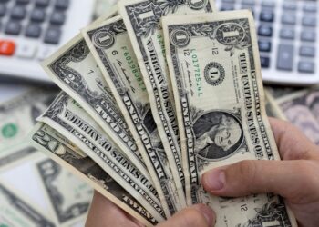 Dollar weakens on further signs of slowdown, euro rebounds