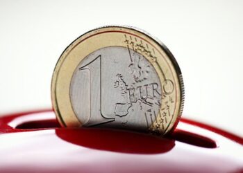EUR/USD reclaims 1.0900 after a V-shape recovery inspired by weak US Manufacturing PMI