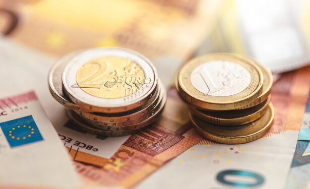 EUR/USD Forecast – Euro Continues to Fall