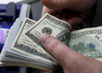 Warren Buffett and Paul Krugman Aren’t Worried About De-Dollarization