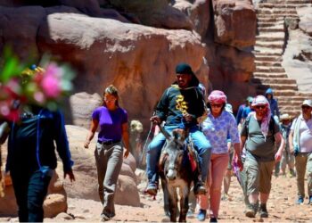 Demand for dinar surges as tourism, holidays drive currency ex…