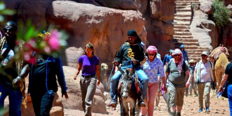 Demand for dinar surges as tourism, holidays drive currency ex…