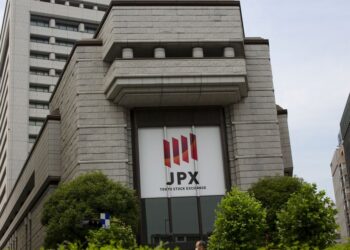 Asia stocks slide as growth outlook darkens