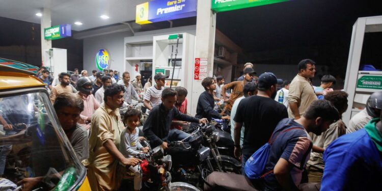 Pakistan clinches last-gasp $3 billion IMF bailout