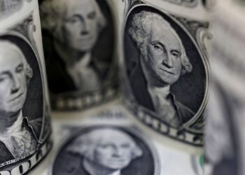 Dollar index dips, briefly hits 9-month high against yen