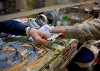 Argentina Election: Currency Fears Stall Sales of Toilet Paper, Car Parts