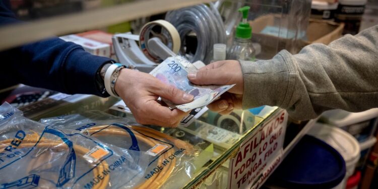 Argentina Election: Currency Fears Stall Sales of Toilet Paper, Car Parts