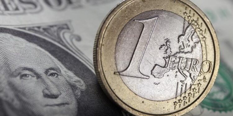 EUR/USD reste sous pression face aux tensions géopolitiques, discours de Powell en vue Par Investing.com