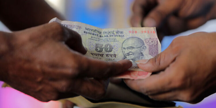 Naira depreciates further, residents stockpile dollars amid currency market turmoil By Investing.com