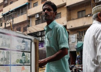 Pakistan’s military helps stifle currency black market to stabilise rupee