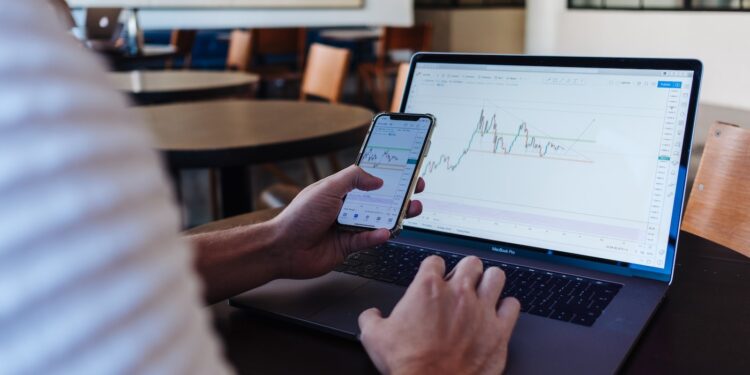 3 Advantages of Investing With a Stock Trading App Instead of With a Traditional Broker