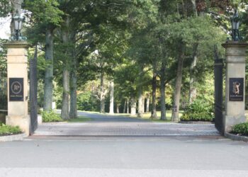 Real estate broker accepting bids for Jasna Polana golf course sale