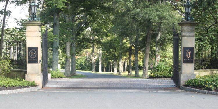Real estate broker accepting bids for Jasna Polana golf course sale