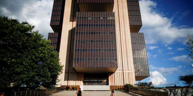Brazil Central Bank to Roll Over Currency Swaps Expiring in January
