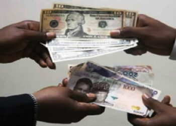 Naira trades 864/$ at official market as dollar supply rises
