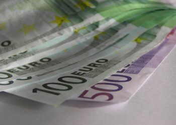 Euro to Dollar Rate Rallies from 6-Week Lows on Global Rate-Cut Bets