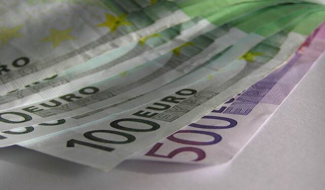 Euro to Dollar Rate Rallies from 6-Week Lows on Global Rate-Cut Bets