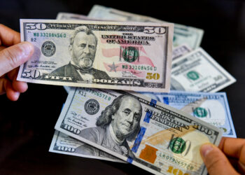 Yen sinks as currency traders keep short and carry on