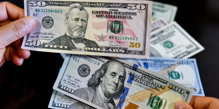 Yen sinks as currency traders keep short and carry on