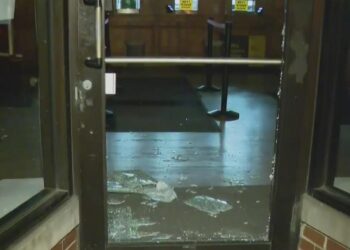 2 thieves break into business, steal ATM on Chicago’s West Side, witness say