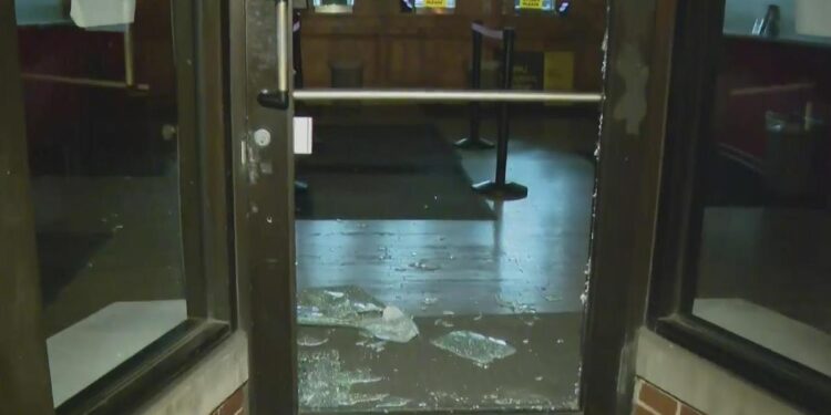 2 thieves break into business, steal ATM on Chicago’s West Side, witness say