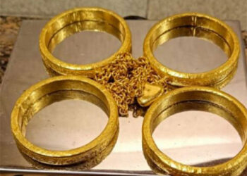 Mumbai customs seize gold, foreign currency worth lakhs at airport, 2 held
