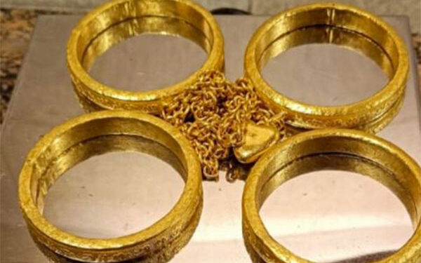 Mumbai customs seize gold, foreign currency worth lakhs at airport, 2 held