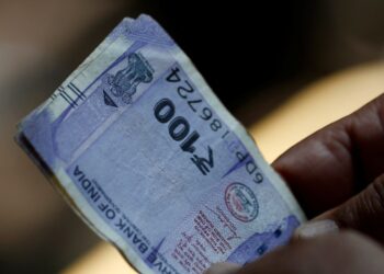 Rupee’s downward bias likely to persist; cenbank expected to help out