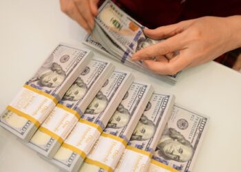 Vietnam sets tougher foreign-exchange penalties, maximum fines at $9,500