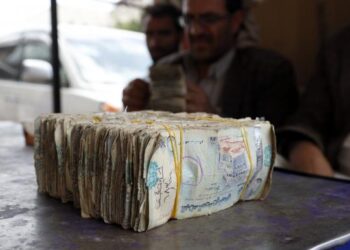 Worn-Out Currency Under Houthi Control: Exchange Shops Impose Financial Hardship on Citizens Ahead of Eid al-Fitr