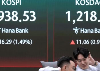 Wall Street’s record-setting run halts as AI stocks slump and oil prices rise | Business