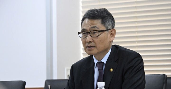 Vice Minister Heo Flags Excessive Foreign Exchange Volatility – 조선일보