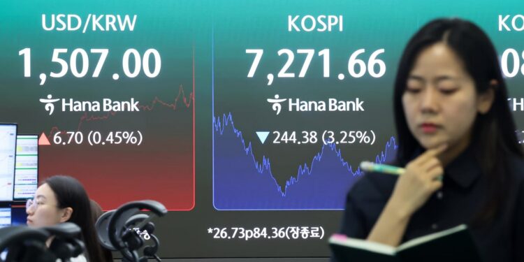 Dollar-Won Exchange Rate Hits 1,507.8, Highest in Month and a Half – 조선일보